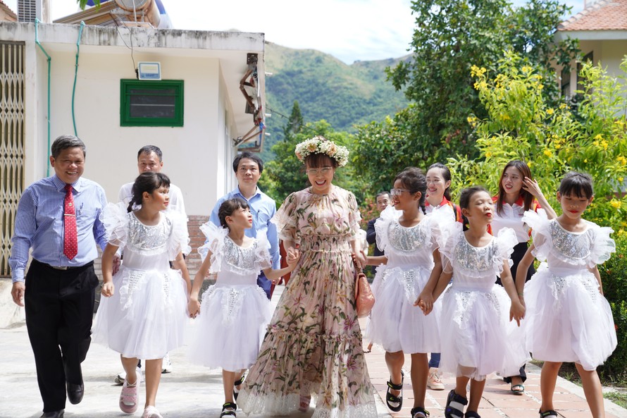 Các em nhỏ tại làng SOS Nha Trang gửi gắm tình cảm tới nữ doanh nhân