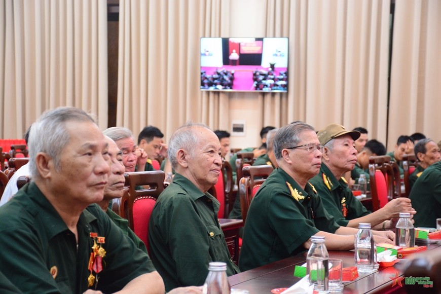 Bộ Quốc phòng gặp mặt đoàn đại biểu Hội Chiến sĩ cách mạng bị địch bắt tù đày tỉnh Nghệ An. (Ảnh: Báo Quân đội nhân dân)