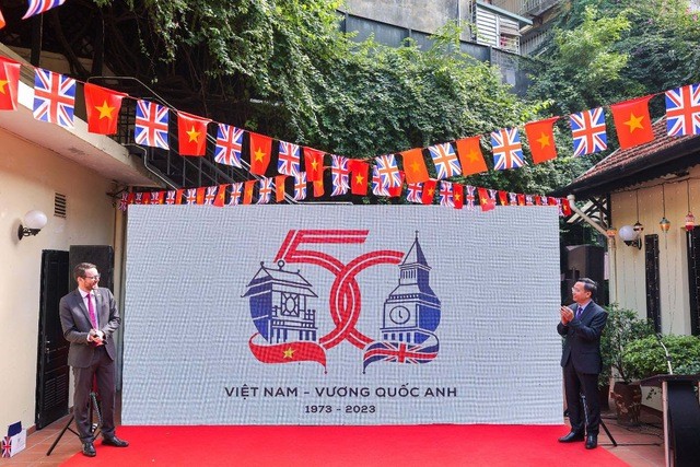 Đại sứ Vương quốc Anh tại Việt Nam, ông Iain Frew (trái) công bố logo chính thức kỷ niệm 50 năm quan hệ ngoại giao Vương quốc Anh-Việt Nam - Ảnh: VGP