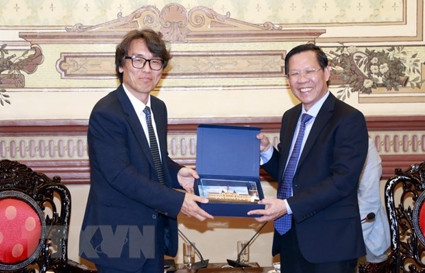 Chủ tịch Ủy ban Nhân dân Thành phố Hồ Chí Minh Phan Văn Mãi tặng quà lưu niệm cho Thứ trưởng Bộ Môi trường Hàn Quốc Kum Hang Seung. (Ảnh: TTXVN)