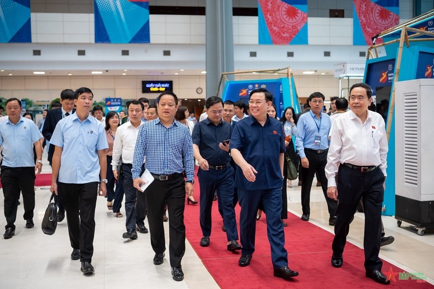 Chủ tịch Quốc hội Vương Đình Huệ thăm các gian hàng triển lãm OCOP. Ảnh: QĐND