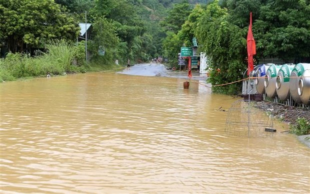 Mưa lớn làm ngập một đoạn trên Quốc lộ 70, đoạn qua xã bản Cầm, huyện Bảo Thắng