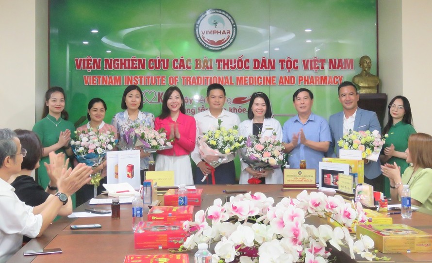 Đại diện 3 đơn vị công ty và lãnh đạo Viện Nghiên cứu Các bài thuốc dân tộc Việt Nam trong lễ kí kết hợp tác chiều ngày 25/9