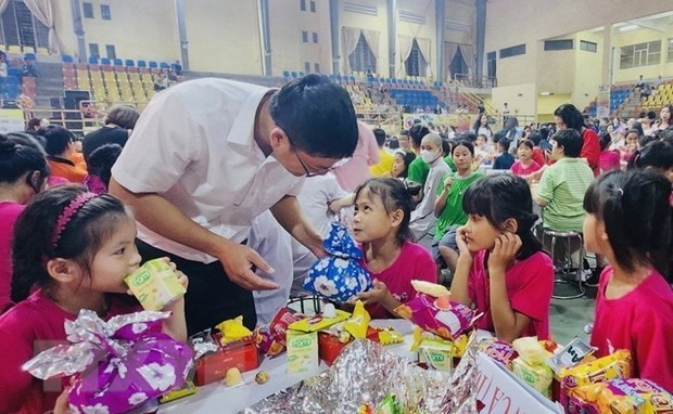 Đại biểu phát quà Trung thu cho các thiếu nhi có hoàn cảnh khó khăn trên địa bàn tỉnh Thừa Thiên-Huế. (Ảnh: Mai Trang/TTXVN)