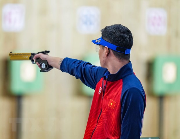 Xạ thủ Phạm Quang Huy giành huy chương Vàng ở nội dung 10m súng ngắn hơi Nam tại ASIAD 19. (Ảnh: THX/TTXVN)