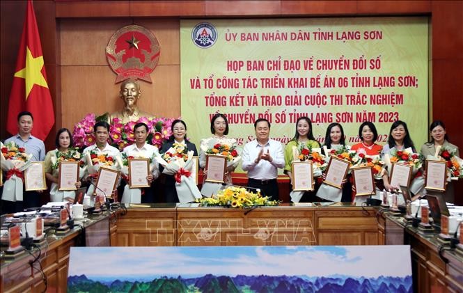 Chủ tịch UBND tỉnh Lạng Sơn Hồ Tiến Thiệu trao Chứng nhận cho các tập thể, cá nhân đoạt giải trong Cuộc thi trắc nghiệm tìm hiểu về chuyển đổi số năm 2023. Ảnh: Văn Đạt - TTXVN