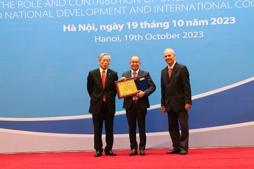 Ông Nguyễn Duy Cương (ở giữa) vinh dự nhận Danh hiệu cao quý do Liên hiệp các Hội UNESCO Việt Nam trao tặng