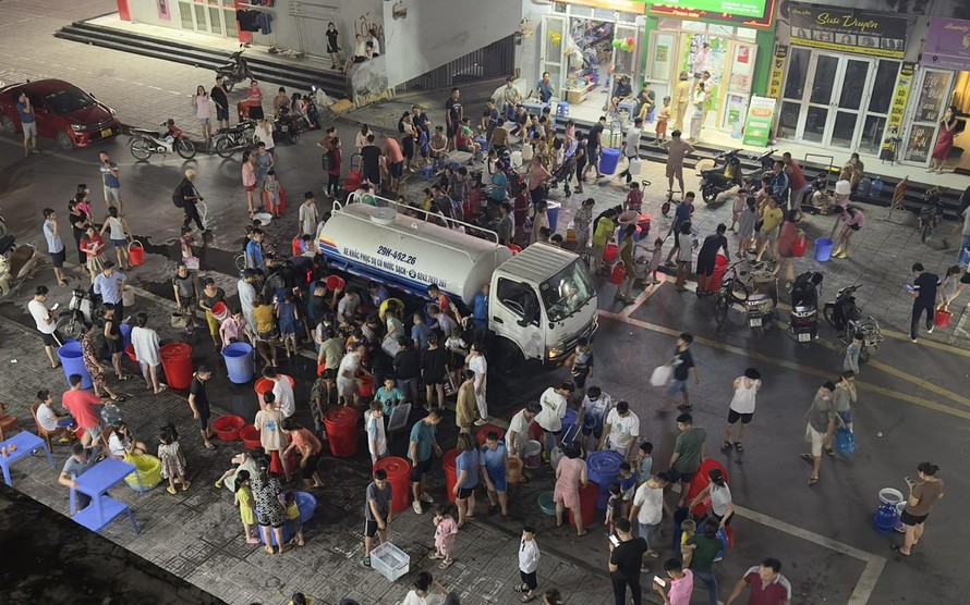 Cư dân khu đô thị Thanh Hà xuống sân chung cư xách nước lên sinh hoạt.