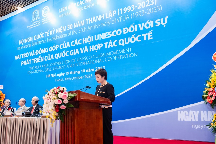 Bà Chu Thúy Hằng - Trưởng Đoàn nghệ thuật dân gian UNESCO Việt Nam chia sẻ tham luận tại Hội nghị 30 năm thành lập LH các Hội UNESCO Việt Nam