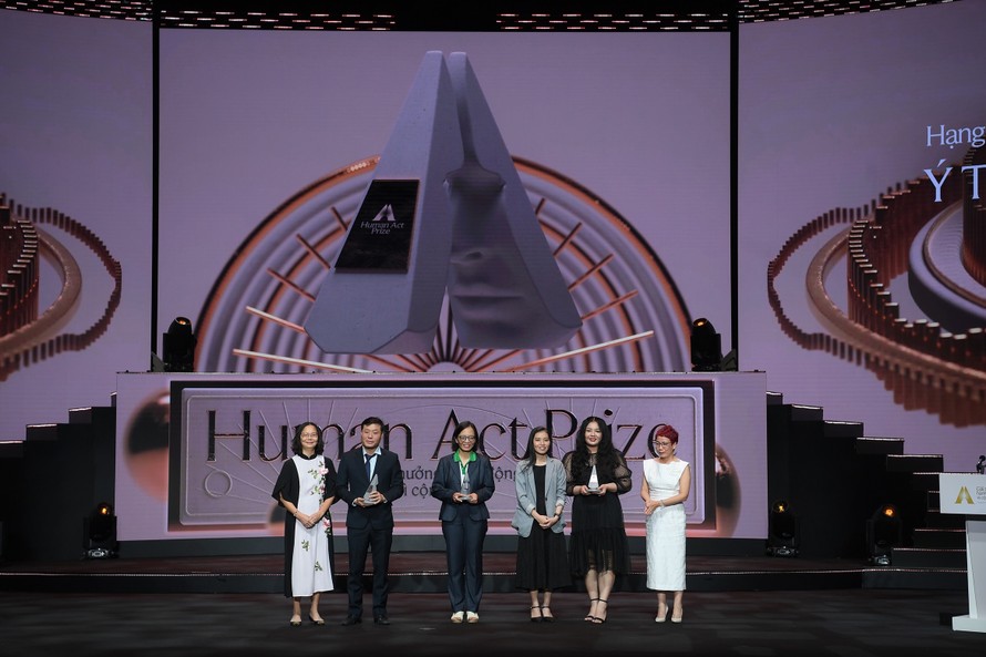GS Vũ Hà Văn, Chủ tịch kiêm Nhà sáng lập GeneStory (thứ 2 từ bên trái sang) nhận giải thưởng trong lễ trao Giải thưởng Hành động vì Cộng đồng tối ngày 11/12/2023