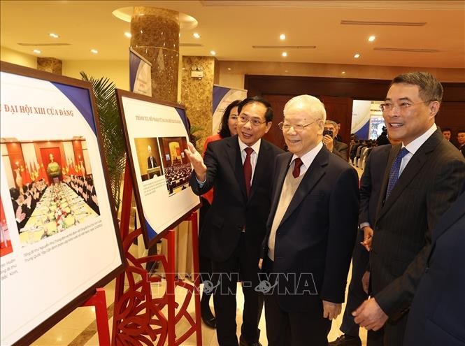 Tổng Bí thư Nguyễn Phú Trọng và các đại biểu tham quan trưng bày ảnh về Ngoại giao Việt Nam.