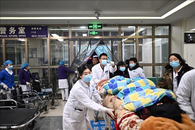 Chuyển người bị thương trong động đất tới bệnh viện ở thành phố Hải Đông, tỉnh Thanh Hải, Trung Quốc ngày 19/12/2023. Ảnh: THX/TTXVN