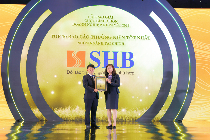 Đại diện SHB nhận giải thưởng từ ban tổ chức