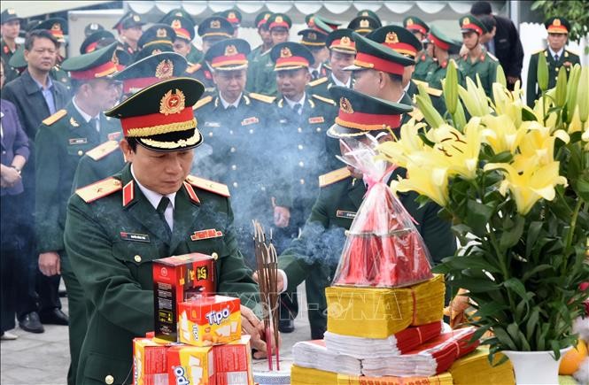 Các đại biểu dâng hương tưởng niệm các liệt sĩ quân tình nguyện Việt Nam hy sinh tại Lào. Ảnh: Trung Kiên - TTXVN