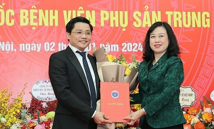 Bộ trường Y tế Đào Hồng Lan trao quyết định cho GS Nguyễn Duy Ánh. 