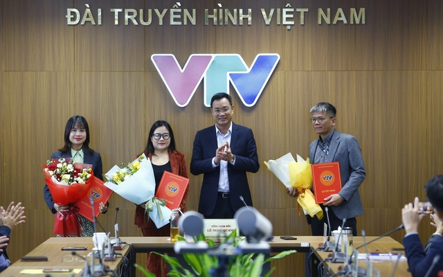 Ông Lê Ngọc Quang - Tổng Giám đốc Đài THVN trao các Quyết định cho các lãnh đạo Thời báo VTV