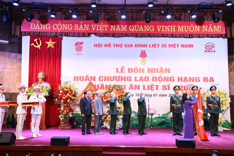 Hội Hỗ trợ gia đình liệt sỹ Việt Nam đón nhận Huân chương Lao động hạng Ba
