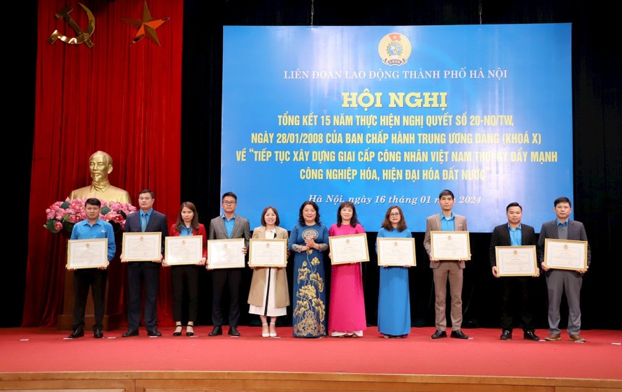 LĐLĐ thành phố Hà Nội khen thưởng những tập thể, cá nhân xuất sắc trong thực hiện Nghị quyết số 20-NQ/TƯ.