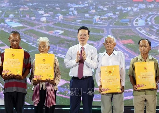 Chủ tịch nước Võ Văn Thưởng tặng quà cho các gia đình Việt Nam và Campuchia. Ảnh: TTXVN
