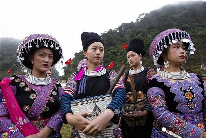 Những cô gái Mông xinh đẹp trong trang phục dân tộc đi hội Gầu Tào. Ảnh: Trọng Đạt-TTXVN