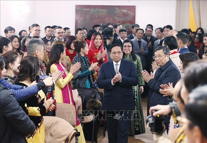 Thủ tướng Phạm Minh Chính và Phu nhân đến thăm cán bộ, nhân viên Đại sứ quán và đại diện cộng đồng người Việt Nam tại Romania. Ảnh: Dương Giang-TTXVN