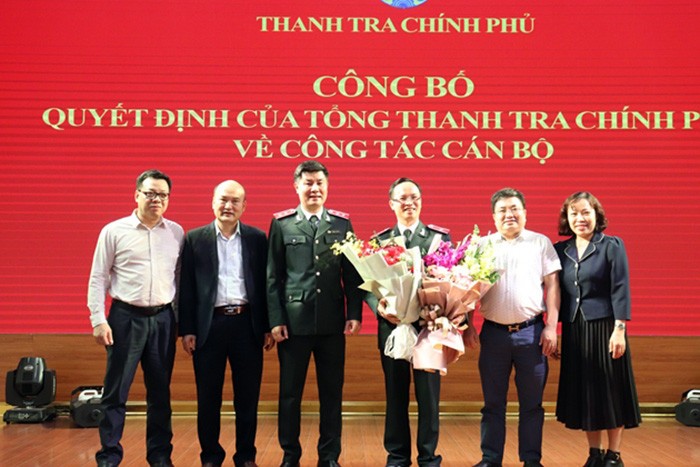 Lãnh đạo TTCP tặng hoa chúc mừng tân Tổng biên tập Tạp chí Thanh tra Nguyễn Văn Lương