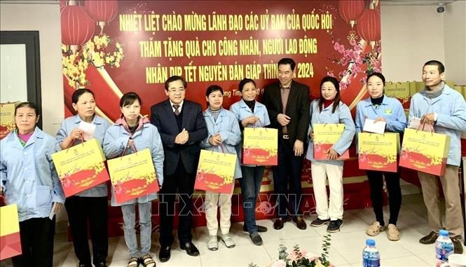 Đại diện tổ chức Công đoàn Thủ đô cùng Đoàn đại biểu Quốc hội thành phố Hà Nội thăm, tặng quà 200 đoàn viên, người lao động tại Cụm Công nghiệp Hà Bình Phương (huyện Thường Tín). Ảnh: Minh Nghĩa - TTXVN