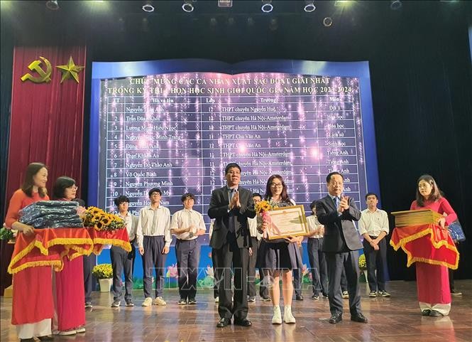 Trao giấy khen cho học sinh giành giải Nhất. Ảnh: Nguyễn Cúc - TTXVN