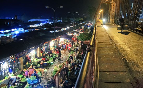 Bắt khẩn cấp 7 đối tượng có hành vi bảo kê, cưỡng đoạt tài sản tại chợ Long Biên
