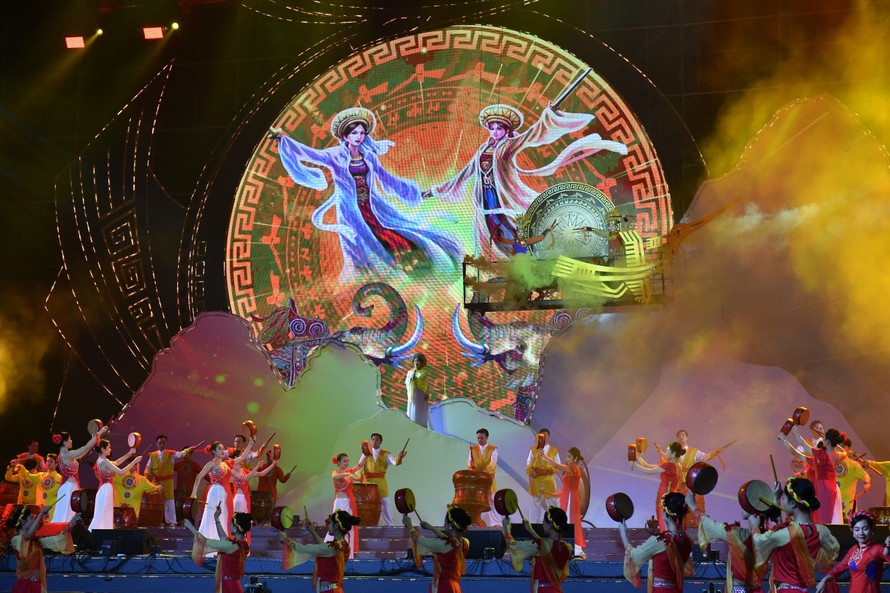 Lễ hội đền Hai Bà Trưng lan tỏa hào khí bất khuất với chương trình nghệ thuật "Âm vang Mê Linh"