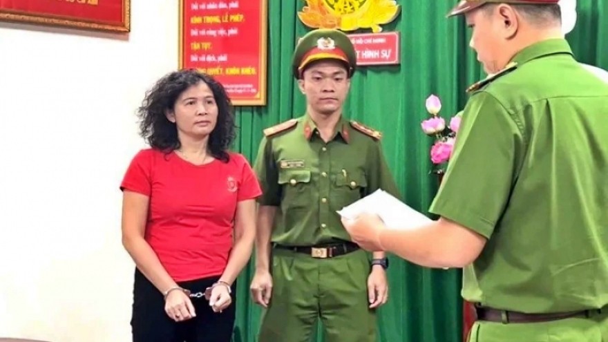 Công an TP Hồ Chí Minh đọc lệnh bắt bị can Đặng Thị Hàn Ni tối 25/2/2023.