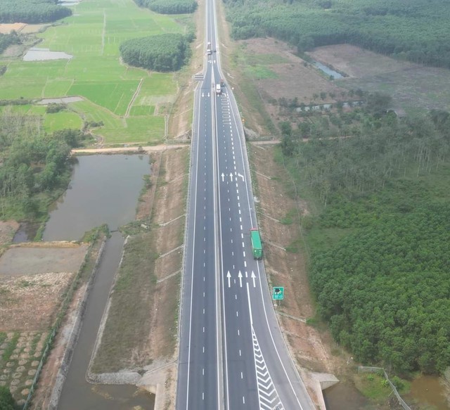 UBND tỉnh Thừa Thiên Huế đề nghị Ban Quản lý dự án Đường Hồ Chí Minh thẩm định lại an toàn giao thông để hoàn thiện ngay các giải pháp đảm bảo ATGT toàn tuyến cao tốc Cam Lộ-La Sơn.