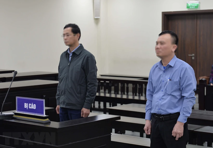 Bị cáo Trương Quang Việt (trái) và Lê Minh Tuyến nghe tòa tuyên án. (Ảnh: Phạm Kiên/TTXVN)