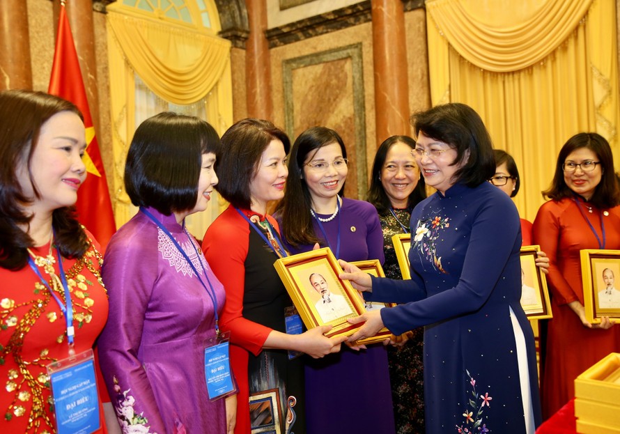 Nguyên Phó Chủ tịch nước Đặng Thị Ngọc Thịnh gặp mặt các nhà khoa học nữ của ngành giáo dục. (Ảnh minh họa: TTXVN)