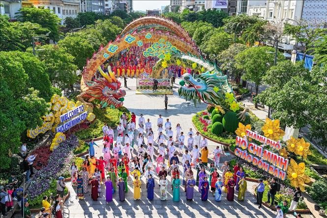 Hơn 5.000 người tham gia chương trình đồng diễn áo dài theo hướng dẫn của biên đạo múa Minh Nhật. Ảnh: Thu Hương - TTXVN