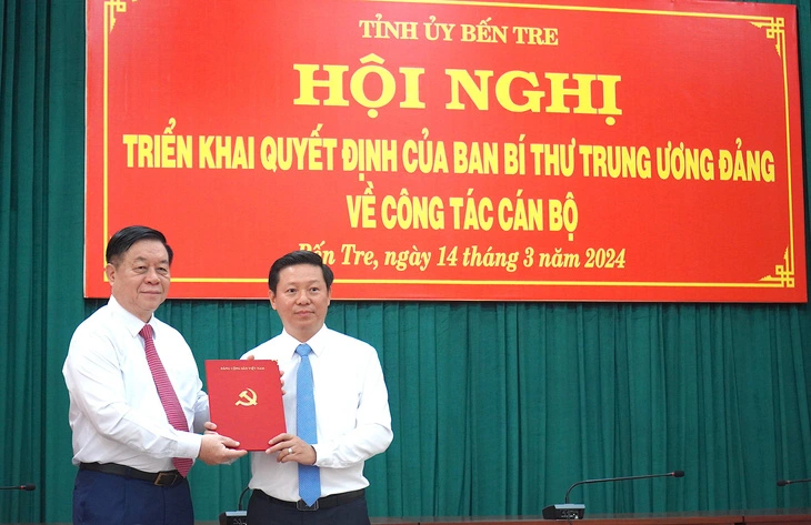 Ông Nguyễn Trọng Nghĩa, bí thư Trung ương Đảng, trưởng Ban Tuyên giáo Trung ương, trao quyết định nhận nhiệm vụ mới cho ông Trần Thanh Lâm - phó bí thư Tỉnh ủy Bến Tre