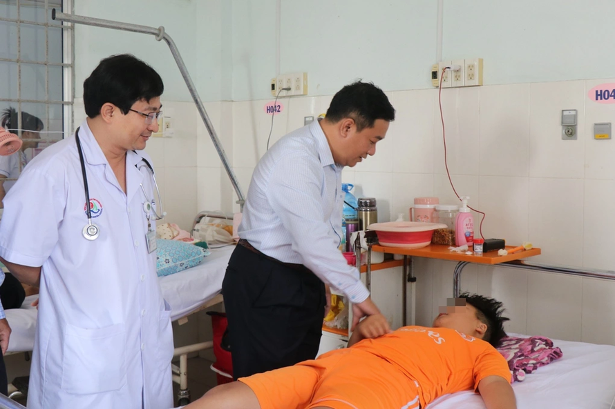 Bệnh nhân vụ ngộ độc cơm gà ở Nha Trang nhập viện điều trị 
