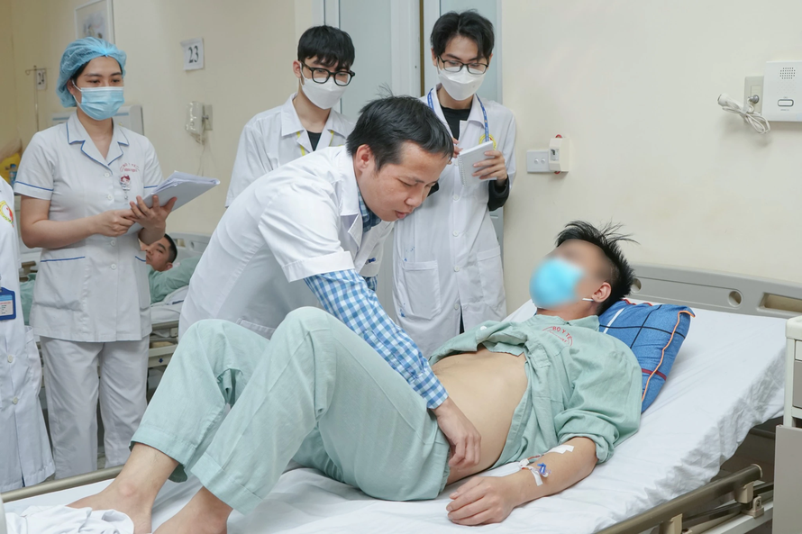 TS.BS Nguyễn Đình Liên – Trưởng khoa Phẫu thuật Thận tiết niệu & Nam học - Bệnh viện E thăm khám cho bệnh nhân