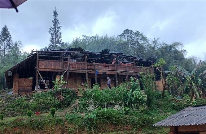 Một nhà dân ở thôn Cẩu Pì Chải, xã Thào Chư Phìn bị tốc mái. 