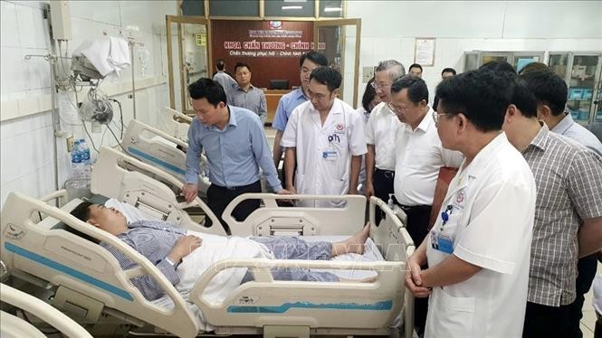 Bộ trưởng Bộ Tài nguyên & Môi trường Đặng Quốc Khánh cùng đoàn công tác đến thăm, hỗ trợ công nhân bị thương đang được theo dõi, điều trị sức khỏe tại Bệnh viện Đa khoa tỉnh Quảng Ninh. Ảnh TTXVN 