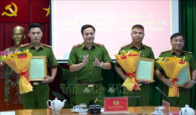 Thiếu tướng Mai Hoàng, Phó Giám đốc Công an Thành phố Hồ Chí Minh trao thư khen thưởng cho các tập thể, cá nhân có thành tích xuất sắc. 