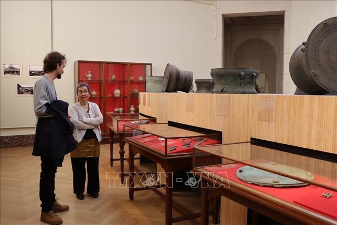 Du khách tham quan phòng trưng bày cổ vật Việt Nam. Ảnh: Hương Giang - PV TTXVN tại Bỉ