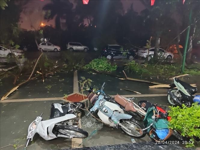 Nhiều xe máy tại Khu đô thị Đặng Xá, Gia Lâm (Hà Nội) bị đổ và thiệt hại