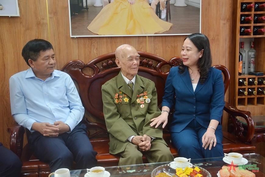 Quyền Chủ tịch nước Võ Thị Ánh Xuân trò chuyện với chiến sĩ Điện Biên Nguyễn Viết Điểm (Ảnh QĐND)