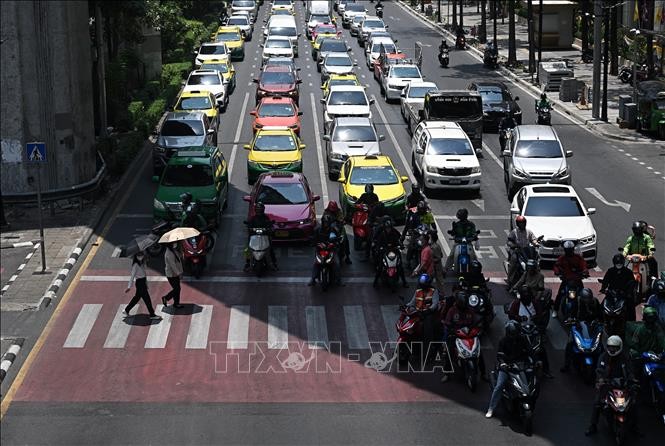 Người dân đỗ xe dưới bóng râm để tránh nắng nóng tại Bangkok, Thái Lan, ngày 1/4/2024. Ảnh: AFP 