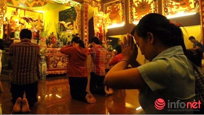 Người dân đi lễ tại một ngôi chùa ở TP.HCM.