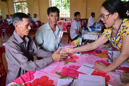UBND huyện Vĩnh Linh tổ chức chi trả tiền bồi thường cho người dân. Ảnh: VGP/Minh Trang