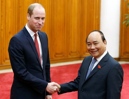 Hoàng tử William bắt tay với Thủ tướng Nguyễn Xuân Phúc. Ảnh: Reuters