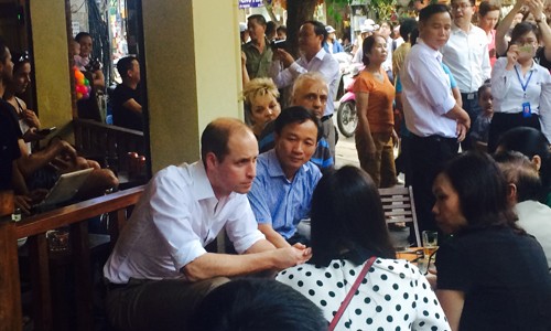Hoàng tử William ngồi trò chuyện tại quán cà phê Aha. Ảnh: Văn Việt