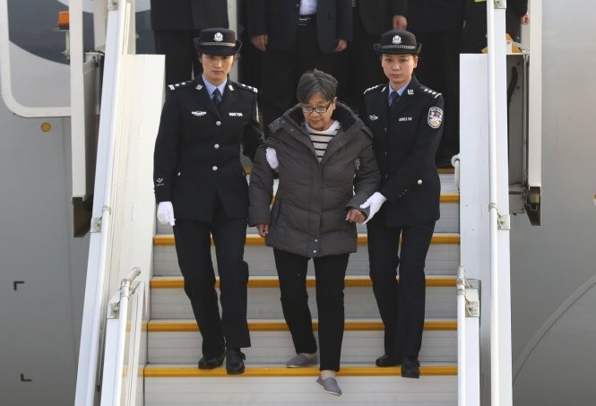  Dương bước xuống sân bay Bắc Kinh hôm 16/11.